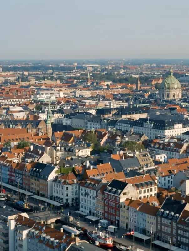 Facade på klassisk bymæssig ejendom — TXM investerer i fast ejendom med fokus på aktiv udvikling og strategisk ejerskab